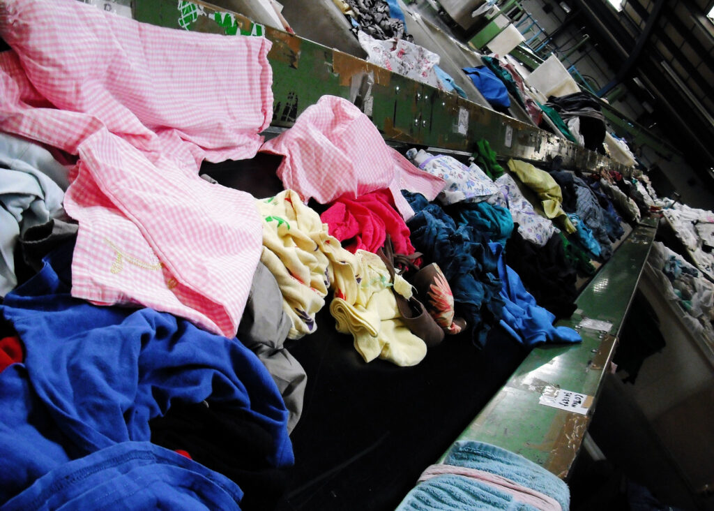 Tri des vêtements dans une usine de recyclage